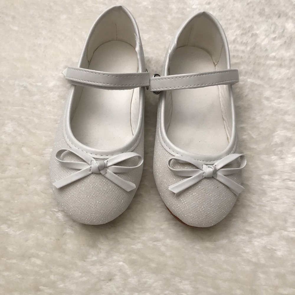 🍁2/$10 Like New White Sparkly Girls Ballet Flats in White